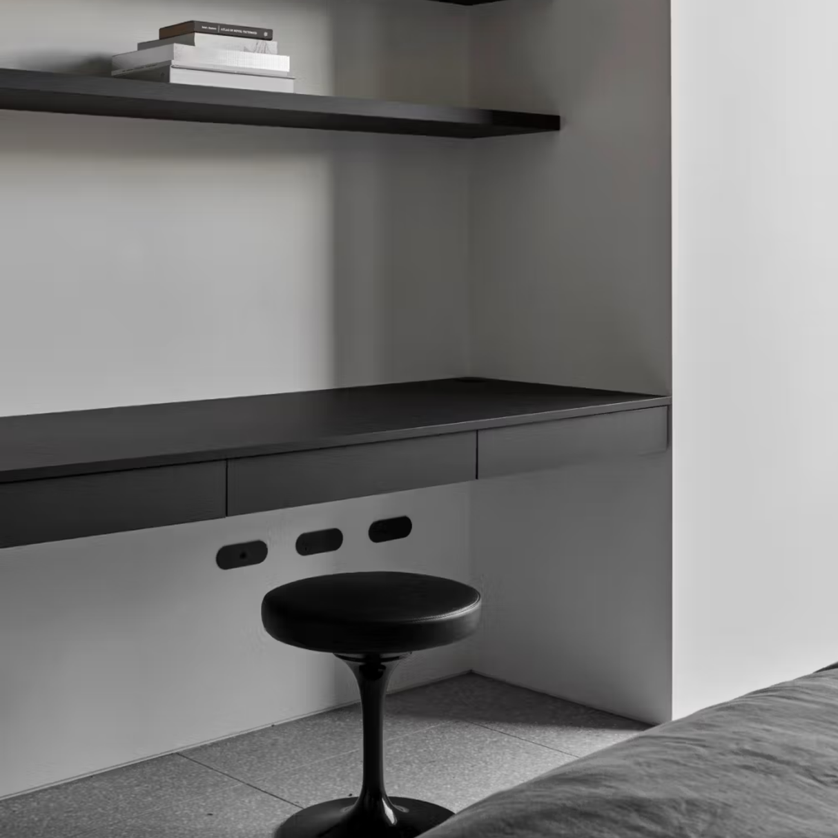 ZETR - 12 / Surface - Matte Black Double Outlet